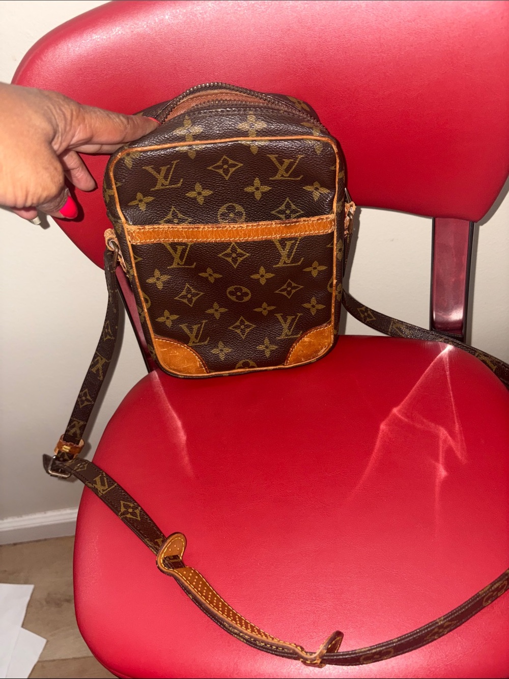 Louis Vuitton Danube Monogram Crossbody both sides have been repaired - Picture 12 of 13